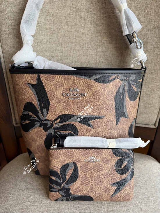 Coach Handbags - NWT！2PCS COACH City Bucket Bag In Signature With Bow Print And Wrsitlet（CZ440）